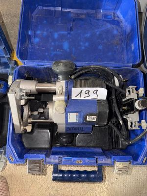 une boîte bleue contenant une machine à l'intérieur