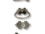trois bagues différentes ornées de diamants, sur fond blanc