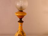 une lampe posée sur une table