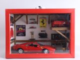 une petite voiture rouge dans une vitrine rouge