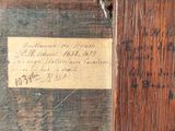 une photo d'une plaque accrochée au mur d'une pièce