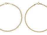 une paire de bracelets en or et en argent sur fond blanc
