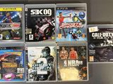 un grand nombre de jeux vidéo sur la table