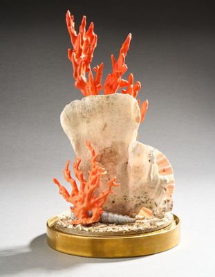 sculpture représentant des coraux sur un socle en or, posée sur une surface blanche