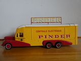 un camion miniature posé sur un plancher en bois