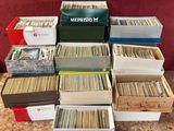 beaucoup de disques rangés dans des cartons posés sur la table