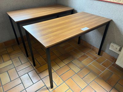 3 tables rectangulaires mél. et métal (120 x 60 cm env.