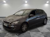 la voiture grise est garée sur un carrelage à carreaux