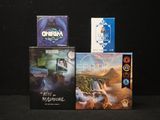 trois DVD posés sur une table noire, sur fond noir