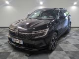 la voiture noire est garée dans le garage sur le sol en damier