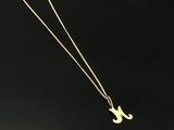 un collier en or sur lequel est gravée la lettre « j »