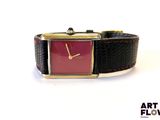 une image représentant une montre-bracelet au cadran rouge