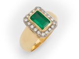 une bague en émeraude et diamant