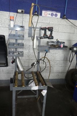 une photo d'un établi dans un garage avec des outils dessus