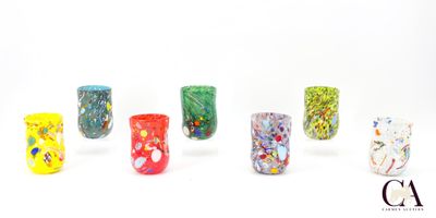 six vases en verre de couleurs différentes posés sur une surface blanche