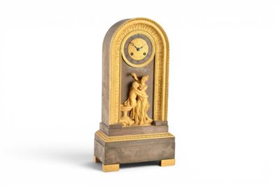une horloge posée sur un support sur une surface blanche