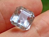 une personne tenant dans sa main un très joli diamant bleu