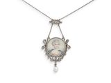 un collier ancien en argent orné du portrait d'une femme et d'une perle
