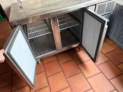 Meuble réfrigéré en inox alimentaire, comprenant étagères et…