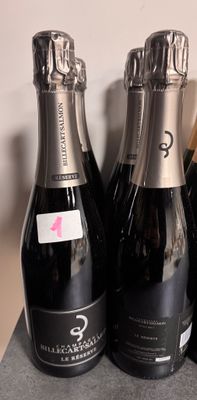 plusieurs bouteilles de champagne sont alignées sur un comptoir
