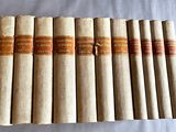 six vieux livres empilés les uns sur les autres sur une table