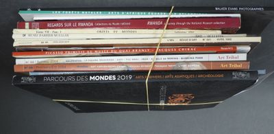 beaucoup de livres emballés dans un sac