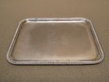 plateau rectangulaire en argent plaqué, avec un bord festonné