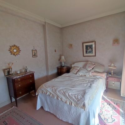 une chambre avec un lit et une commode