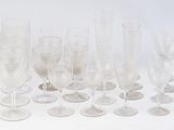 beaucoup de verres à vin vides sur la table