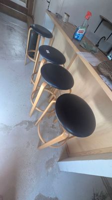 quatre tabourets posés au comptoir de la cuisine