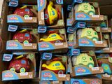 une boîte en carton remplie de jouets, posée par terre et mise en vente