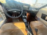 l'intérieur d'une voiture avec des sièges et un tableau de bord en cuir marron
