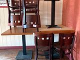 des tables et des chaises dans un restaurant avec des tableaux accrochés au mur