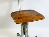 une image représentant une chaise en bois avec des pieds en métal et une assise en bois