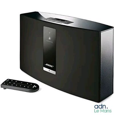 Système audio Bose avec télécommande, sur fond blanc