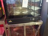 une photo d'un four à micro-ondes posé sur une table