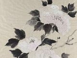 une peinture orientale représentant des fleurs et des feuilles sur un fond beige