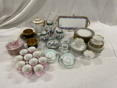 de nombreux types de plats et de tasses sur la table