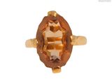 un gros plan d'une bague sertie d'une citrine de taille ovale