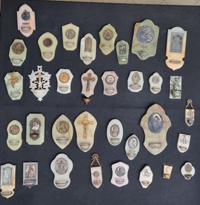 de nombreuses plaques accrochées au mur d'une pièce