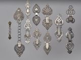 tout un tas d'objets métalliques divers posés sur une table