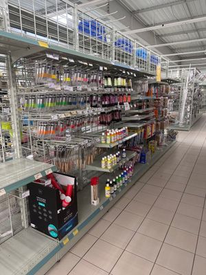de nombreuses étagères dans le magasin qui contiennent différents articles