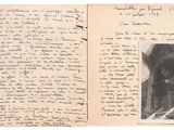 une vieille photo en noir et blanc représentant une lettre manuscrite sur une feuille de papier
