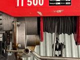 une photo d'un palan électrique rouge dans un garage