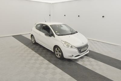 la photo d'une voiture blanche garée dans un garage