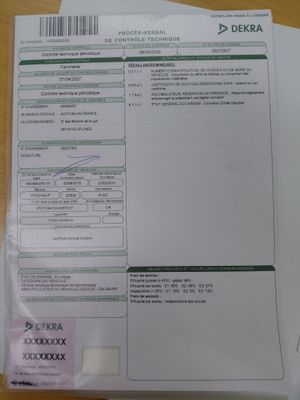 un gros plan d'un document posé sur une table