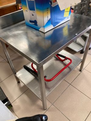 une boîte de sodas posée sur une table dans la cuisine