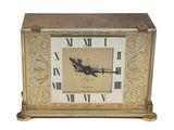 une petite horloge sur laquelle est représenté un avion