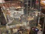 une vitrine en verre contenant divers objets
