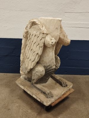 TOUL, Lorraine. Base de gargouille médiévale en pierre calca…